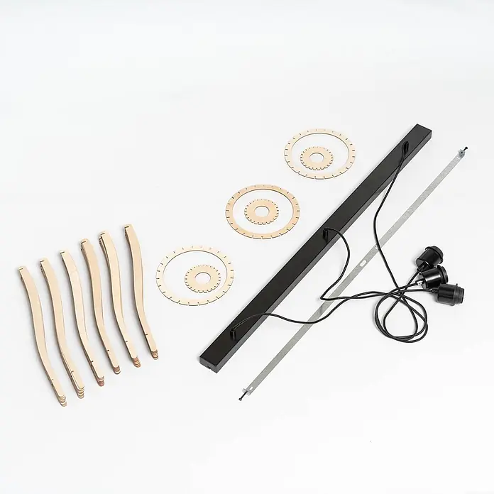 Envostar Pendelleuchte Furn - Holz hell, Schwarz, holz hell, E27 - Bausatz für Holzlampe mit gebogenen Lamellen, Zierringen, schwarzer Stange, Montageschiene und drei Fassungen.