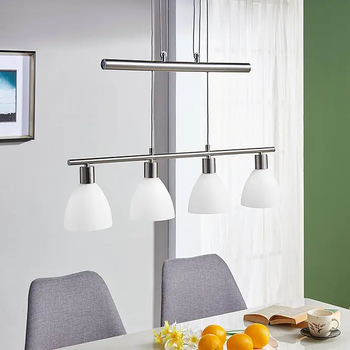 Lindby Pendelleuchte Simeon - L x B x H: 72,5 x 13 x 12 cm, weiß, nickel matt, E14 - Pendelleuchte aus gebürstetem Metall mit vier weißen Milchglasschirmen über einem Esstisch.