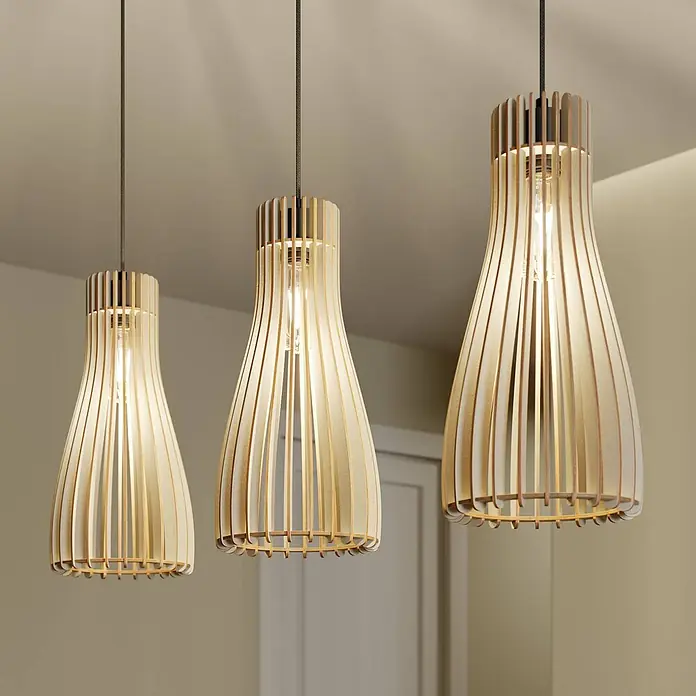 Envostar Pendelleuchte Furn - Holz hell, Schwarz, holz hell, E27 - Drei hölzerne Hängelampen mit Lamellen, von der Decke hängend, beleuchtet und ihr Design zeigend.