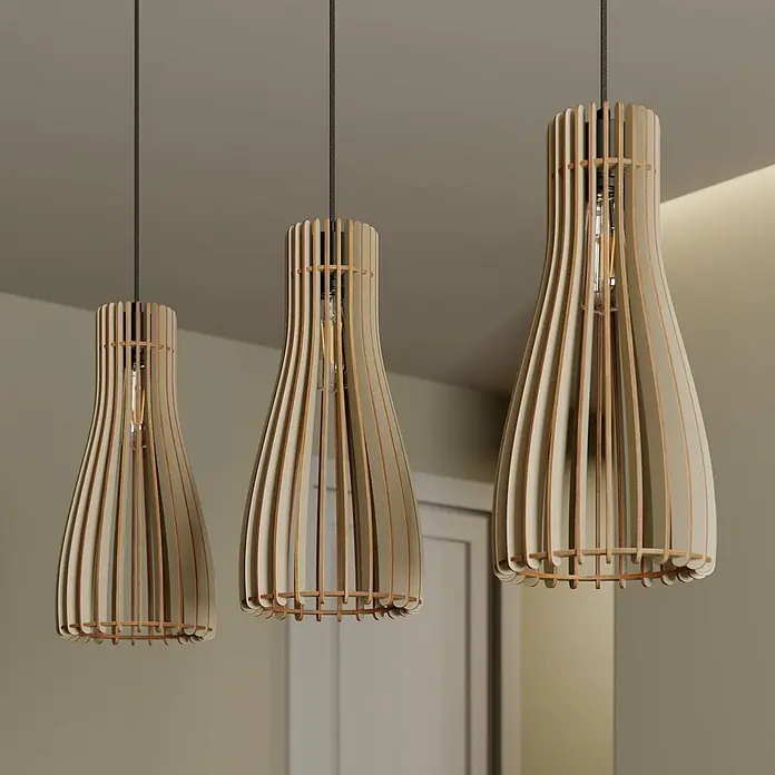 Envostar Pendelleuchte Furn - Holz hell, Schwarz, holz hell, E27 - Drei unterschiedlich große Pendelleuchten aus hellem Holzlamellen hängen von der Decke und zeigen ihre sichtbaren Glühbirnen.