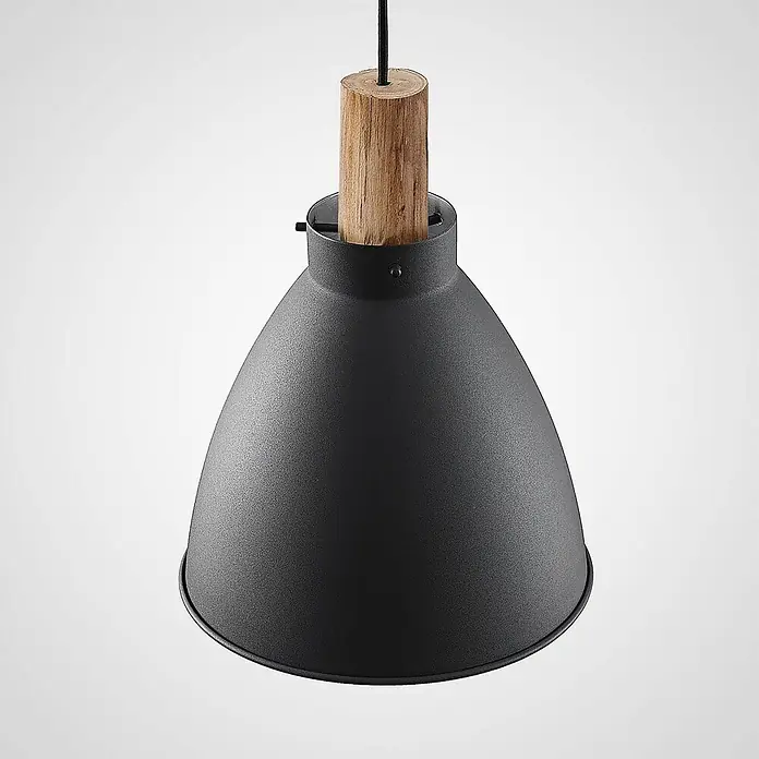Lindby Pendelleuchte Trebale - schwarz, Schwarz, holz hell, E27 - Schwarze Metall-Pendelleuchte mit Akzent aus Naturholz und schwarzem Kabel.