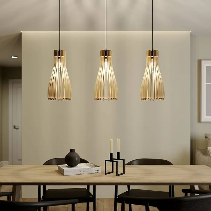 Envostar Pendelleuchte Furn - Holz hell, Schwarz, holz hell, E27 - Drei Pendelleuchten aus Holz hängen über einem Esstisch in einem modernen Ambiente.