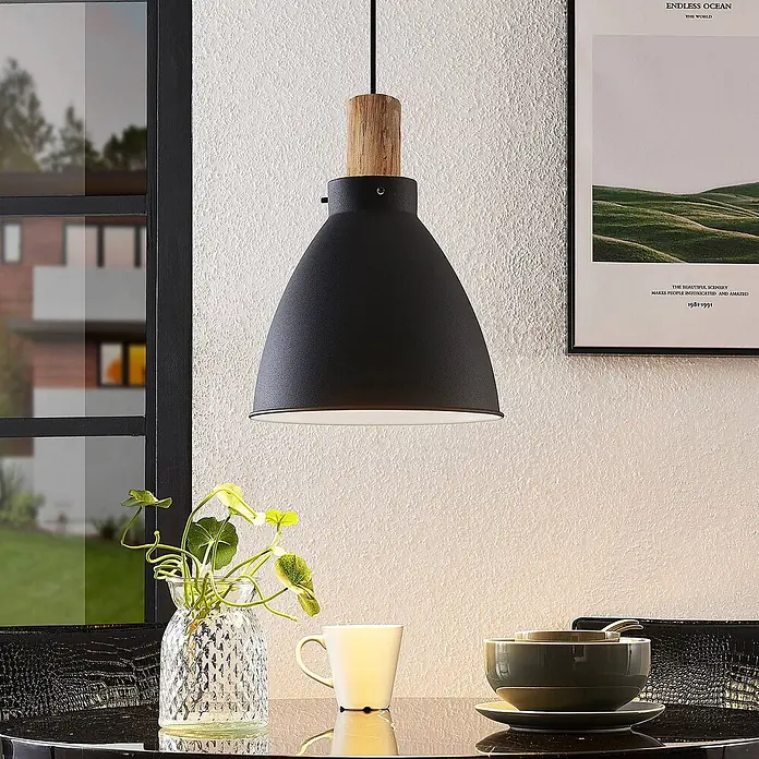 Lindby Pendelleuchte Trebale - L x B x H: 28 x 28 x 28 cm, schwarz, Schwarz, holz hell, E27 - Schwarze Metall-Pendelleuchte mit hellem Holzelement, über einem Esstisch hängend.