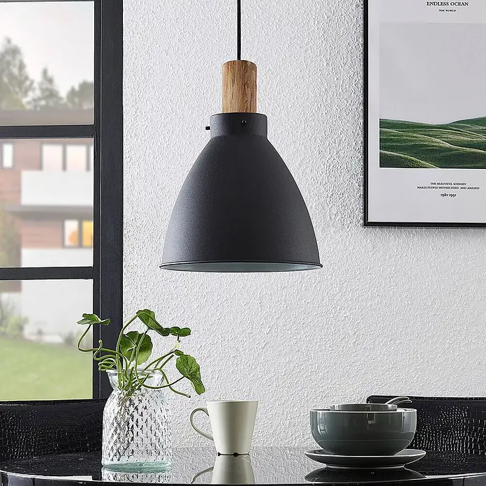 Lindby Pendelleuchte Trebale - L x B x H: 28 x 28 x 28 cm, schwarz, Schwarz, holz hell, E27 - Schwarze Pendelleuchte aus Metall mit Holzdetail, hängt über einem Tisch in modernem Ambiente.