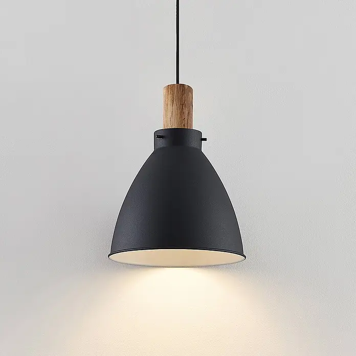 Lindby Pendelleuchte Trebale - schwarz, Schwarz, holz hell, E27 - Schwarze Metall-Pendelleuchte mit Akzent aus Naturholz oben, an einem Kabel hängend.