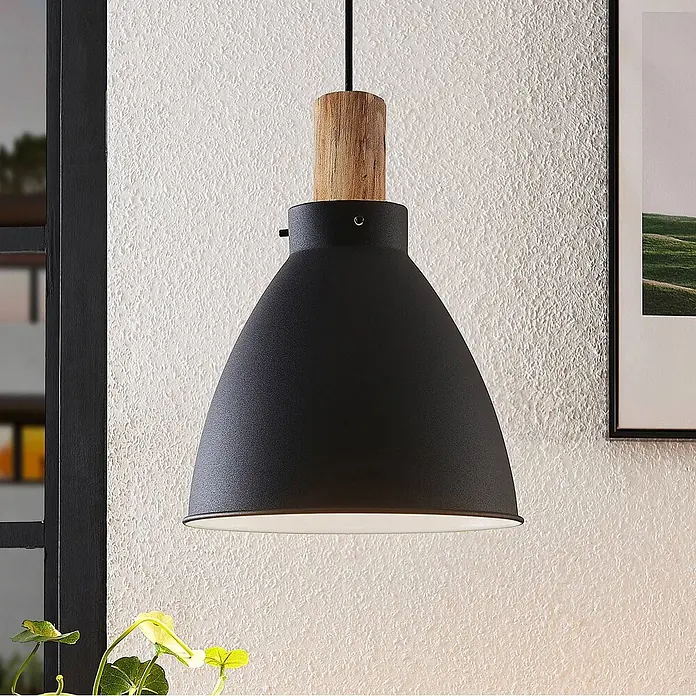 Lindby Pendelleuchte Trebale - L x B x H: 28 x 28 x 28 cm, schwarz, Schwarz, holz hell, E27 - Schwarze Pendelleuchte aus Metall mit Holzdetail, hängend und warmes Licht nach unten abgebend.