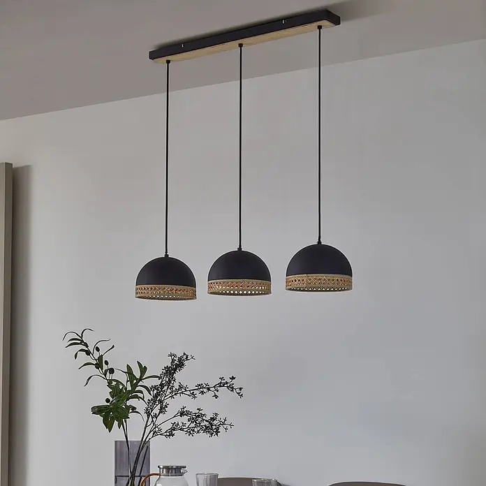 Lindby Pendelleuchte Lonnaris - L x B x H: 70 x 20 x 21 cm, schwarz, Schwarz, rattan natur, E14 - Dreifach-Pendelleuchte mit schwarzen Dome-Schirmen und Rattan-Akzenten, an rechteckiger Deckenhalterung.