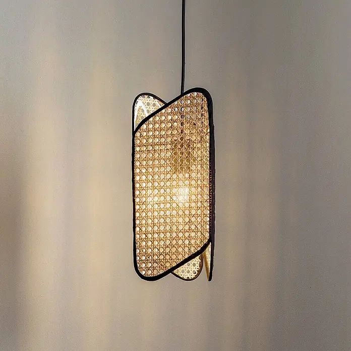 Lucande Pendelleuchte Bassiola - L x B x H: 19 x 19 x 37 cm, Holz hell, Schwarz, Holz hell, E27 - Rattan-Hängeleuchte mit schwarzem, geschwungenem Rahmen, die warmes Licht spendet.