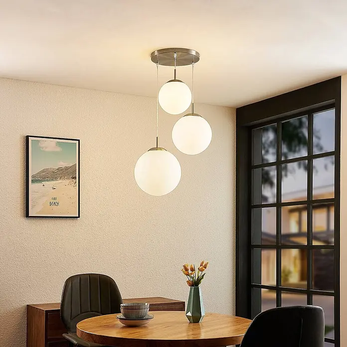 Lindby Pendelleuchte Heleska - weiß / opal, nickel matt, opalweiß, E27 - Dreifache Pendelleuchte mit satinierter Chrombasis und drei weißen Glaskugel-Diffusoren, die einen modernen Essbereich beleuchtet.