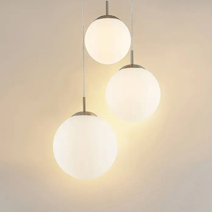 Lindby Pendelleuchte Heleska - weiß / opal, nickel matt, opalweiß, E27 - Drei kugelförmige Hängelampen aus weißem Glas mit gebürsteten Metallbeschlägen, hängend.