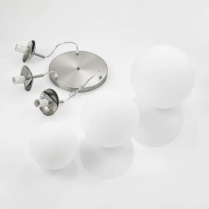 Lindby Pendelleuchte Heleska - weiß / opal, nickel matt, opalweiß, E27 - Bestandteile einer Pendelleuchte: Deckenrose aus gebürstetem Metall, drei Lampenfassungen und drei weiße kugelförmige Opalglas-Schirme.
