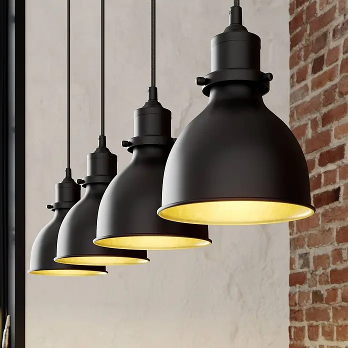 Lindby Pendelleuchte Jasminka - L x B x H: 97,5 x 15,5 x 20 cm, schwarz, Schwarz, gold, E27 - Vier matte schwarze Pendelleuchten mit goldener Innenseite, die in einer Reihe an einer strukturierten Wand hängen.