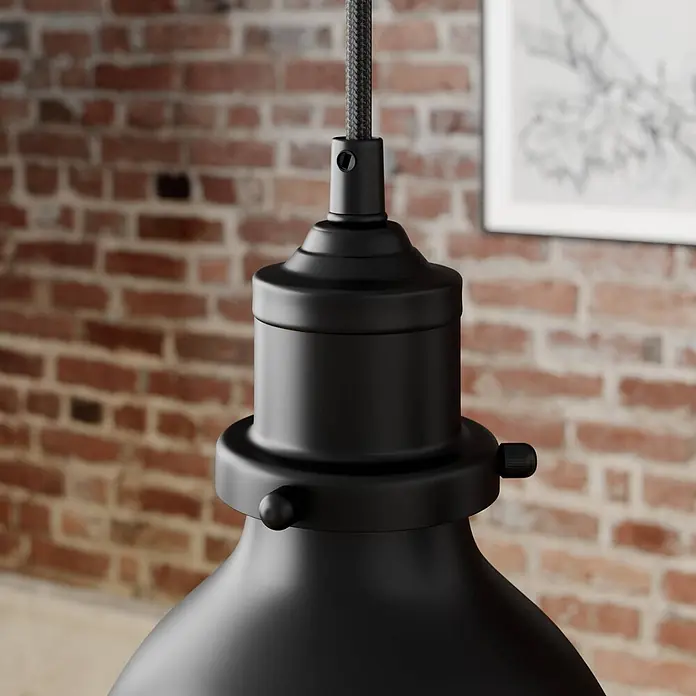 Lindby Pendelleuchte Jasminka - L x B x H: 97,5 x 15,5 x 20 cm, schwarz, Schwarz, gold, E27 - Schwarze Hängelampe aus Metall mit geflochtenem Kabel, im Industriedesign vor einer Ziegelwand.