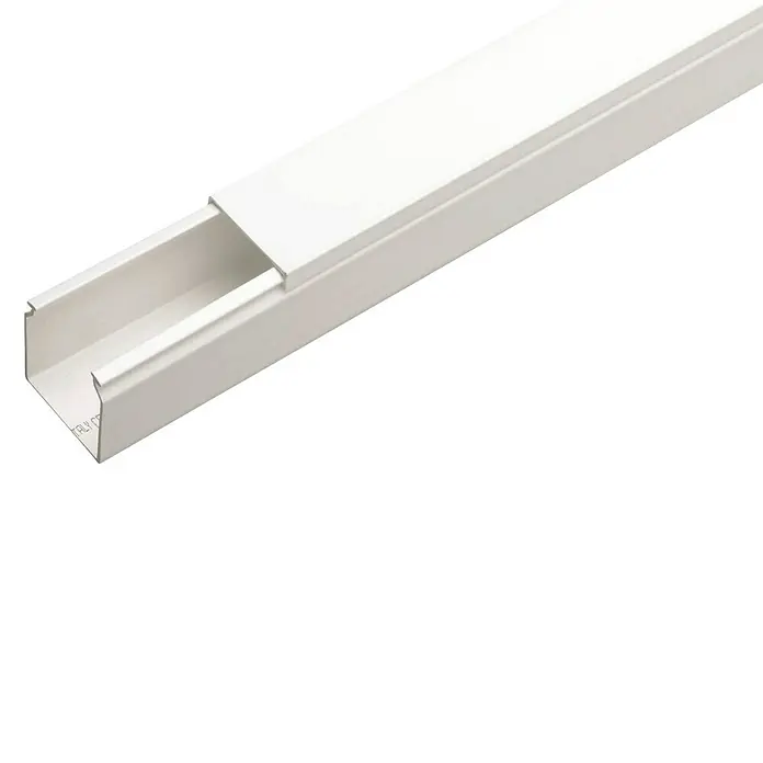Canaleta para cables - L x An x Al: 2 m x 60 mm x 40 mm, Blanco - Un primer plano de un canal de cables blanco con tapa ajustada, diseñado para organizar y proteger el cableado.