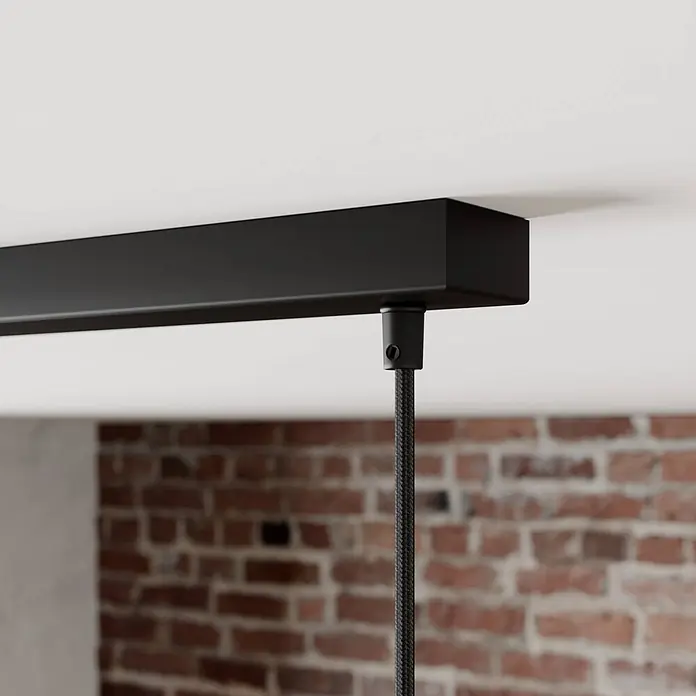 Lindby Pendelleuchte Jasminka - L x B x H: 97,5 x 15,5 x 20 cm, schwarz, Schwarz, gold, E27 - Schwarze, rechteckige Deckenrosette mit schwarzem geflochtenen Kabel.