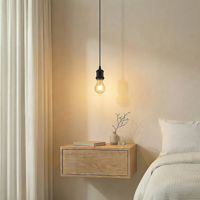 Lindby Pendelleuchte Hattie - L x B x H: 5 x 5 x 6,5 cm, schwarz, Schwarz, E27 - Minimalistische schwarze Pendelleuchte mit sichtbarer Glühbirne über einem Holznachttisch im Schlafzimmer.