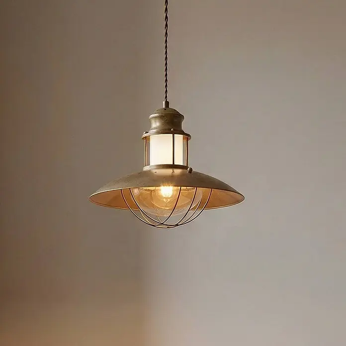 Lindby Pendelleuchte Louisanne - braun / rost, braun, klar, satiniert, E27 - Industrielle Pendelleuchte aus gealtertem Messing mit ausladendem Metallschirm, Glaskuppel und Schutzgitter.