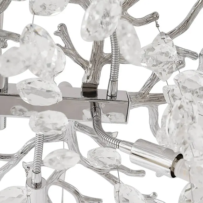 Lucande Pendelleuchte Bellora - L x B x H: 101 x 45 x 32 cm, klar / transparent, chrom, transparent, G9 - Nahaufnahme eines silbernen Kronleuchters mit Astarmen, flexiblen Metallrohren und klaren, facettierten Kristalltropfen.