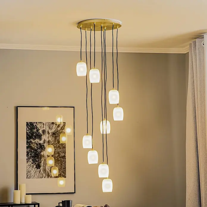 Lucande Pendelleuchte Taylan - L x B x H: 40 x 40 x 150 cm, weiß / opal, messing, sandweiß, G9 - Moderner Mehrfach-Hängeleuchter mit goldener Deckenplatte, schwarzen Kabeln und 10 mattweißen Glasschirmen.