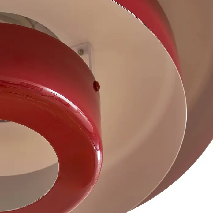 Lindby Pendelleuchte Tivra - L x B x H: 35 x 35 x 27 cm, rot, Rot, E27 - Nahaufnahme einer rot-cremefarbenen, mehrstufigen spiralförmigen Pendelleuchte.