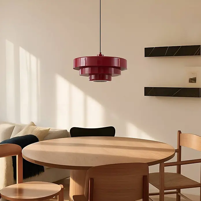 Lindby Pendelleuchte Tivra - L x B x H: 35 x 35 x 27 cm, rot, Rot, E27 - Rote Pendelleuchte mit Stufenform über einem Holztisch.