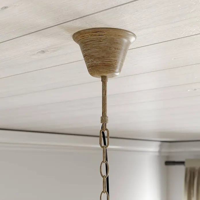 Lindby Pendelleuchte Fibi - braun / rost, braun rustikal, E14 - Verwitterter beiger Deckenbaldachin und Kette einer Leuchte an einer weiß getäfelten Decke.