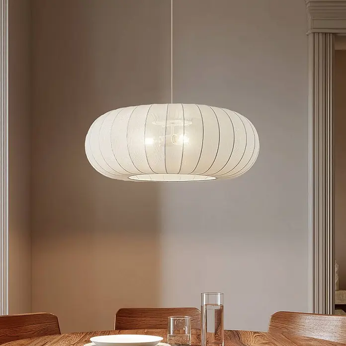 Lindby Pendelleuchte Helin - L x B x H: 70 x 70 x 26 cm, weiß / opal, weiß, E27 - Weiße gerippte, kürbisförmige Pendelleuchte über einem Holz-Esstisch, die ihn beleuchtet.