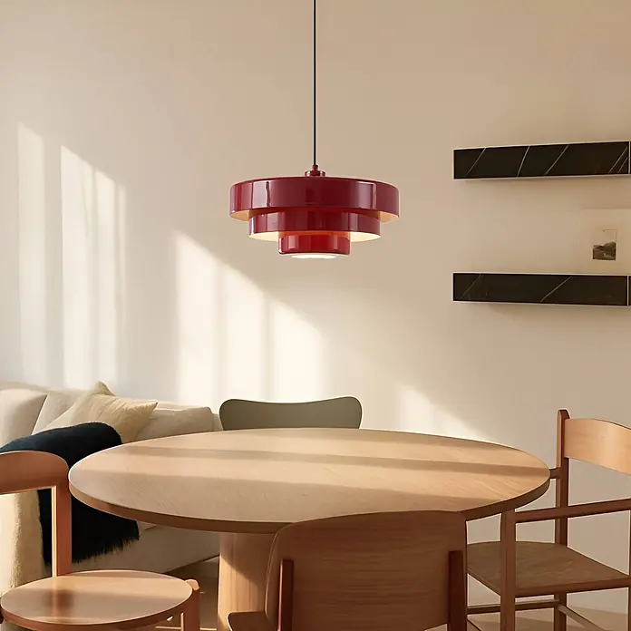 Lindby Pendelleuchte Tivra - L x B x H: 35 x 35 x 27 cm, rot, Rot, E27 - Rote, gestufte Pendelleuchte aus Metall über einem Holzesstisch in einem modernen Raum.