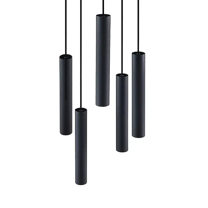 Lindby Pendelleuchte Sanad - L x B x H: 40 x 40 x 40 cm, schwarz, sandSchwarz, GU10 - Fünf schwarze zylindrische Pendelleuchten mit schwarzen Kabeln.