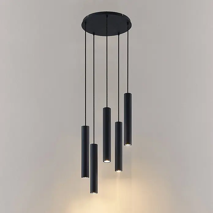 Lindby Pendelleuchte Sanad - L x B x H: 40 x 40 x 40 cm, schwarz, sandSchwarz, GU10 - Schwarze Hängeleuchte mit fünf zylindrischen Lampen, von einer runden Platte abgehängt.