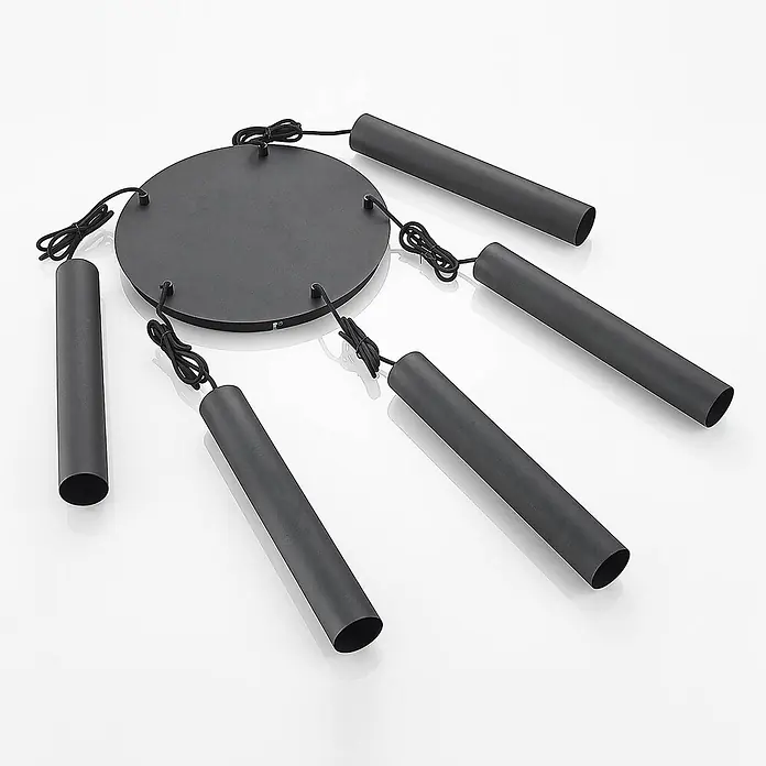 Lindby Pendelleuchte Sanad - L x B x H: 40 x 40 x 40 cm, schwarz, sandSchwarz, GU10 - Dunkelgraue Mehrfach-Pendelleuchte mit runder Deckenplatte und fünf zylindrischen Lampenschirmen, verbunden durch schwarze Kabel.