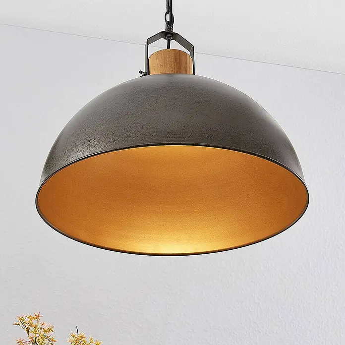 Lindby Pendelleuchte Holgar - L x B x H: 45 x 45 x 37,5 cm, grün, metallisch Grün, holz hell, E27 - Kuppel-Pendelleuchte aus dunkelgrauem Metall mit Gold-Innenseite und Holz-Detail, an schwarzer Kette hängend.