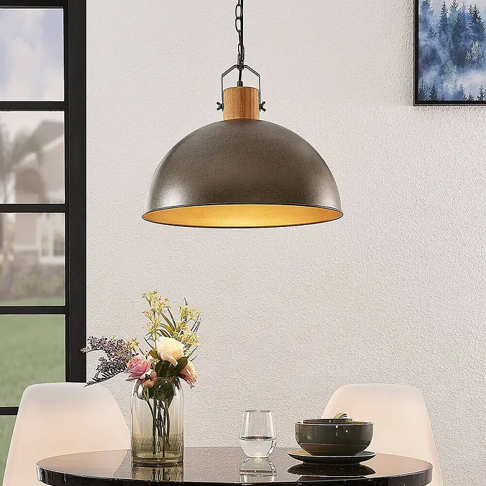 Lindby Pendelleuchte Holgar - L x B x H: 45 x 45 x 37,5 cm, grün, metallisch Grün, holz hell, E27 - Kuppel-Pendelleuchte mit dunkelgrauem Metallschirm, goldenem Inneren und Holz-Akzent über Esstisch.
