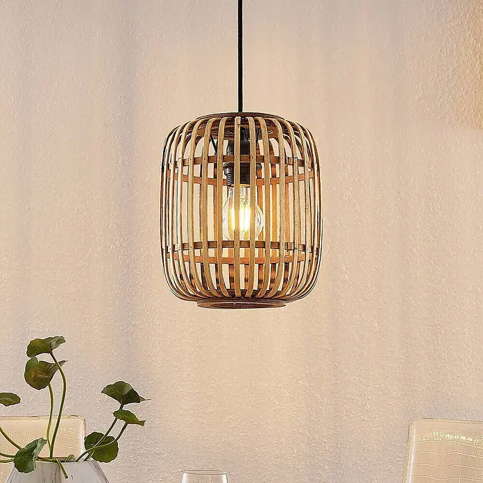 Lindby Pendelleuchte Canyana - L x B x H: 22 x 22 x 25 cm, Holz hell, natur, E27 - Hängende Bambus-Pendelleuchte, beleuchtet in einem Raum.