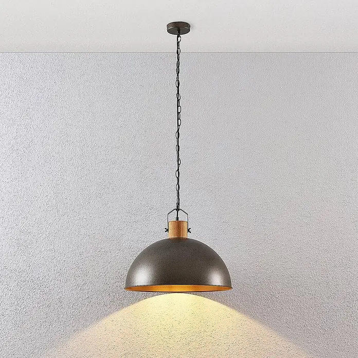 Lindby Pendelleuchte Holgar - L x B x H: 45 x 45 x 37,5 cm, grün, metallisch Grün, holz hell, E27 - Industriedesign-Pendelleuchte mit dunkelgrauem Metallschirm, goldener Innenseite, Holzdetails und Kette, nach unten leuchtend.