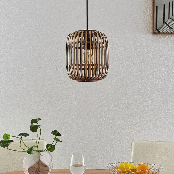 Lindby Pendelleuchte Canyana - L x B x H: 22 x 22 x 25 cm, Holz hell, natur, E27 - Pendelleuchte aus Bambusgeflecht mit sichtbarer Glühbirne, über einem Tisch hängend.