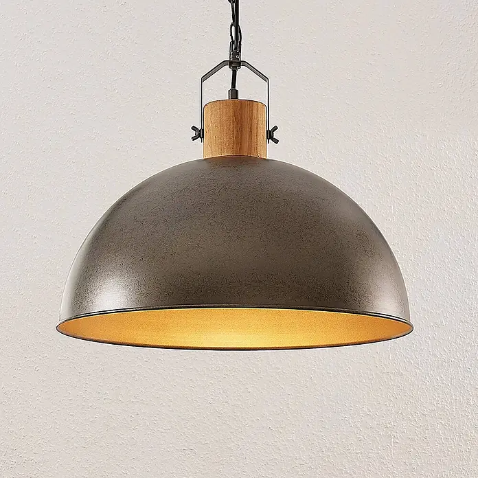 Lindby Pendelleuchte Holgar - L x B x H: 45 x 45 x 37,5 cm, grün, metallisch Grün, holz hell, E27 - Dunkle, strukturierte Metalldom-Pendelleuchte mit goldenem Innenglanz, Naturholzdetail und schwarzer Aufhängung.