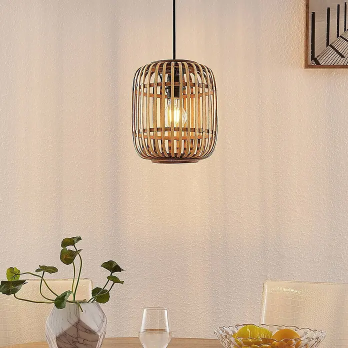 Lindby Pendelleuchte Canyana - L x B x H: 22 x 22 x 25 cm, Holz hell, natur, E27 - Bambus-Pendelleuchte im Käfigdesign, beleuchtet einen Esstisch.