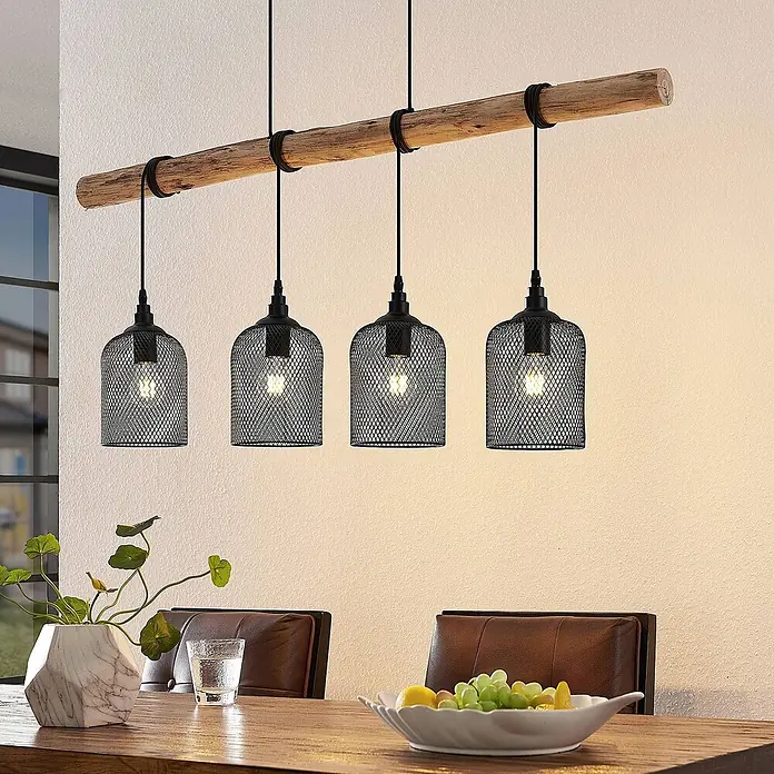 Lindby Pendelleuchte Elrond - L x B x H: 116 x 15 x 24,5 cm, schwarz, Schwarz matt, holz hell, E27 - Vierflammige Pendelleuchte mit Holzbalken und schwarzen Gitterschirmen über einem Esstisch.