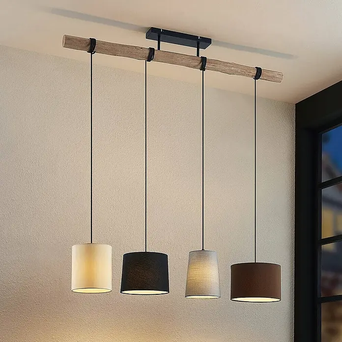 Lindby Pendelleuchte Amilia - Multicolour, Holz natur, Schwarz, grau, beige, braun, E27 - Deckenleuchte mit Holzbalken und vier Stoff-Pendelschirmchen in Creme, Schwarz, Grau und Braun.