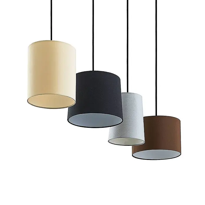 Lindby Pendelleuchte Amilia - Multicolour, Holz natur, Schwarz, grau, beige, braun, E27 - Vier zylindrische Pendelleuchten mit Stoffschirmen in Beige, Schwarz, Hellgrau und Braun, an schwarzen Kabeln hängend.