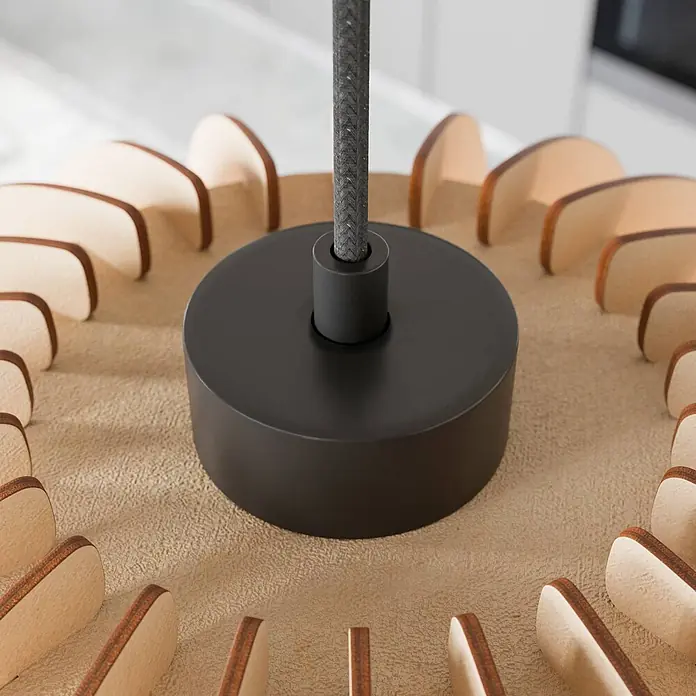 Envostar Pendelleuchte Clay - L x B x H: 40 x 40 x 150 cm, Holz hell, Schwarz, holz hell, E27 - Dunkelgraue zylindrische Lampenbasis mit geflochtenem Kabel, umgeben von hellen, gebogenen Holzlamellen in Kreisform.