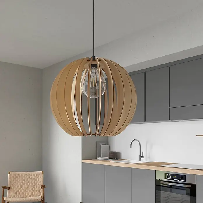 Envostar Pendelleuchte Clay - L x B x H: 40 x 40 x 150 cm, Holz hell, Schwarz, holz hell, E27 - Kugelrunde, hellbraune Holzpendelleuchte mit Lamellen in moderner Küche.