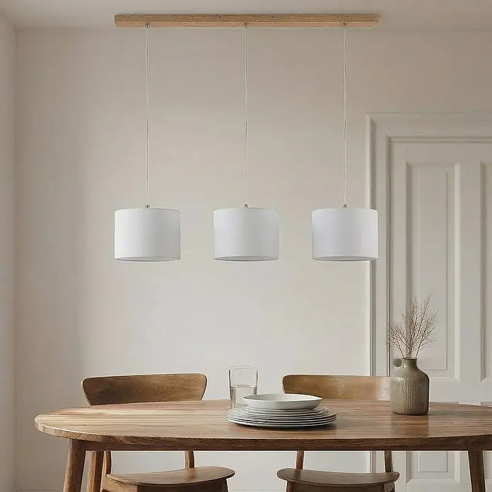 Lindby Pendelleuchte Imarin - L x B x H: 100 x 25 x 18 cm, weiß / opal, Holz hell, weiß, E27 - Dreifache Pendelleuchte mit weißen zylindrischen Schirmen und Holzträger über einem Esstisch.