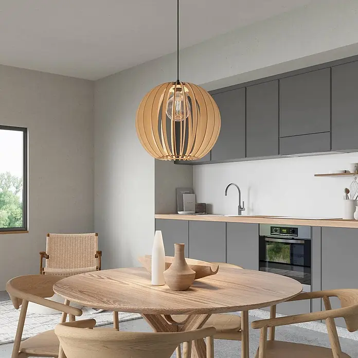 Envostar Pendelleuchte Clay - L x B x H: 40 x 40 x 150 cm, Holz hell, Schwarz, holz hell, E27 - Kugelförmige Hängelampe aus Holzlamellen, die einen Esstisch in einer modernen Küche beleuchtet.