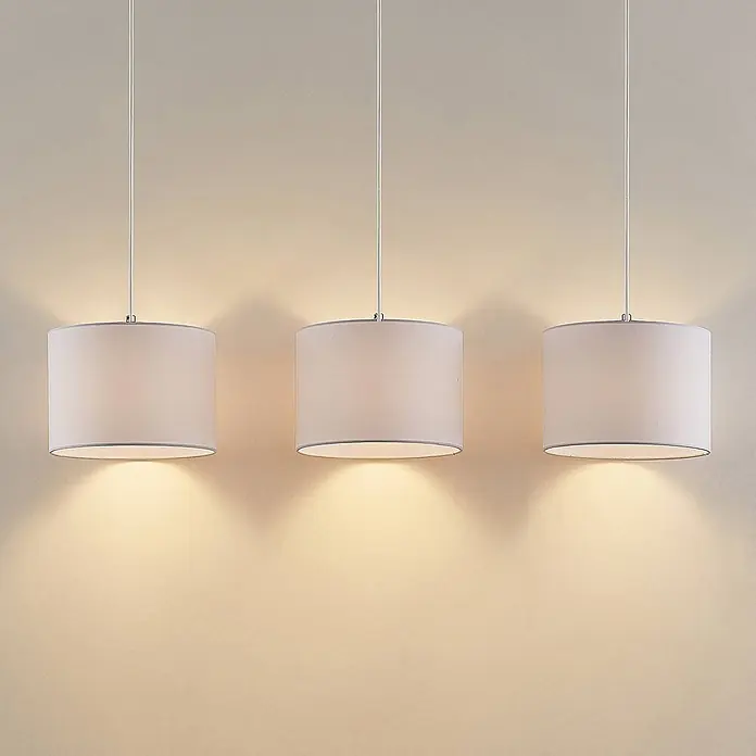 Lindby Pendelleuchte Imarin - L x B x H: 100 x 25 x 18 cm, weiß / opal, Holz hell, weiß, E27 - Drei beigefarbene zylindrische Stoff-Pendelleuchten mit Chromaufhängung, die warmes Licht abstrahlen.