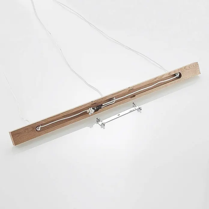 Lindby Pendelleuchte Imarin - L x B x H: 100 x 25 x 18 cm, weiß / opal, Holz hell, weiß, E27 - Lineare Holzleuchte mit freiliegender weißer Verkabelung und schwarzen Verbindern, daneben eine silberne Metallhalterung.