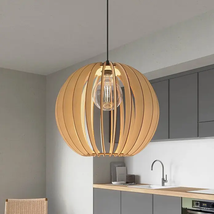 Envostar Pendelleuchte Clay - L x B x H: 40 x 40 x 150 cm, Holz hell, Schwarz, holz hell, E27 - Kugelförmige Hängeleuchte aus Holzlamellen mit freiliegender Glühbirne in einer modernen Küche.