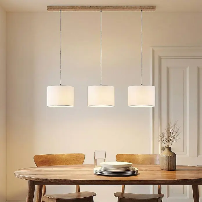 Lindby Pendelleuchte Imarin - L x B x H: 100 x 25 x 18 cm, weiß / opal, Holz hell, weiß, E27 - Dreiflammige Pendelleuchte mit weißen zylindrischen Schirmen an einer Holzleiste über einem Esstisch.