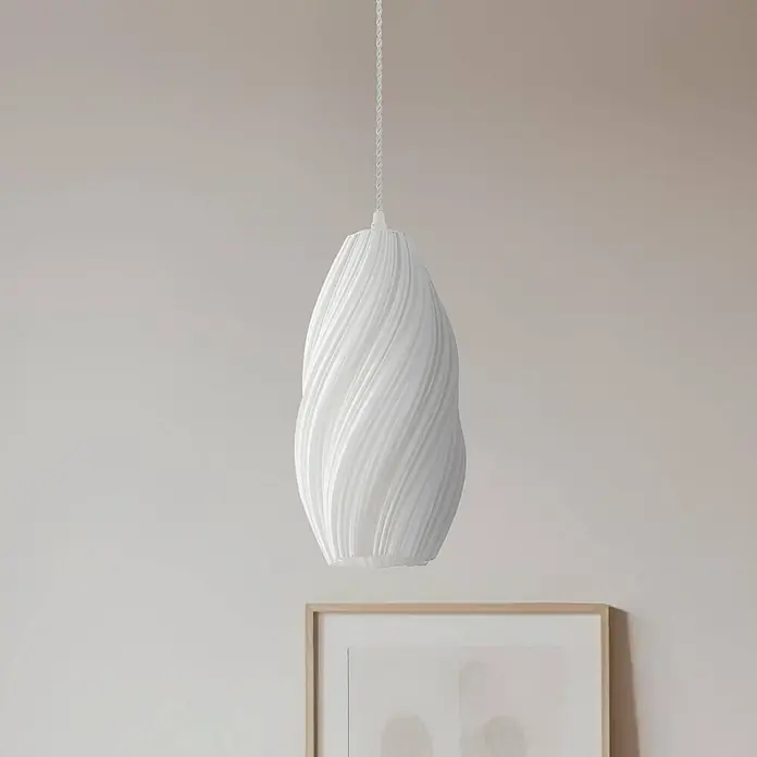 Lindby Pendelleuchte Nuvia - L x B x H: 15,5 x 15,5 x 30 cm, weiß / opal, weiß, E27 - Weiße gedrehte Pendelleuchte hängt in einem modernen Raum über einem gerahmten Bild.